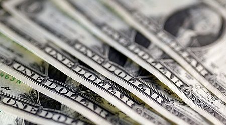 Dólar abre con fuerte alza tras primer recorte de tasa de interés en Chile y mira de cerca los $840