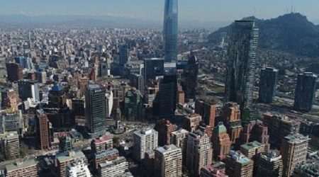 Inédito desplome de bonos levanta alertas sobre clasificación de Chile