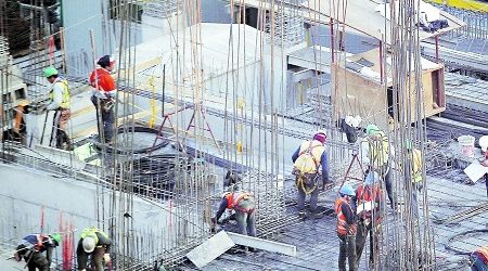 Cuarentena obliga a detener la mitad de las obras de edificación en la Región Metropolitana