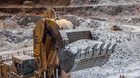 Komatsu anticipa caída en demanda por servicios a la construcción y arriendo de maquinarias