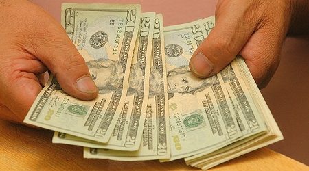 Dólar retoma las alzas y se cotiza bordeando los $860 ante renovado temor por el impacto del coronavirus en las empresas