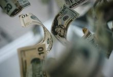 Dólar sube levemente ante escalada de tensiones entre EEUU y China