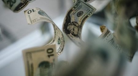 Dólar sube levemente ante escalada de tensiones entre EEUU y China