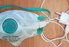 Desarrollan mascarilla reutilizable que se auto desinfecta con el cargador del celular