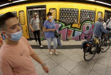 Operador de transporte de Berlín propone insólita forma de obligar al público a usar mascarilla: Dejar el desodorante