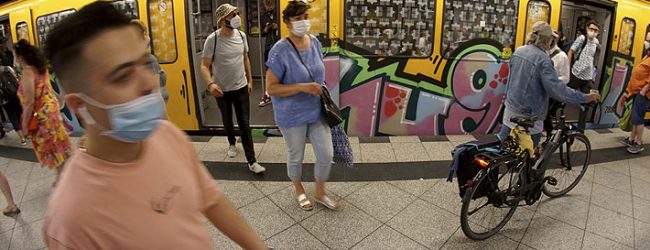 Operador de transporte de Berlín propone insólita forma de obligar al público a usar mascarilla: Dejar el desodorante