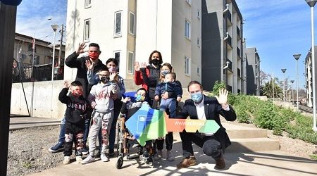 64 familias de Peñalolén reciben sus nuevas viviendas
