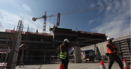 Comienza plan piloto para reiniciar faenas en la RM: incluye traslado particular de trabajadores