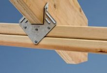 Desde tornillos a conectores de vigas: la función de los sistemas de conexión en la construcción con estructuras de madera