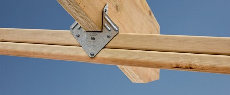 Desde tornillos a conectores de vigas: la función de los sistemas de conexión en la construcción con estructuras de madera