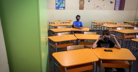 Con mascarilla y recreos por turnos: el cauteloso regreso a clases de los países europeos