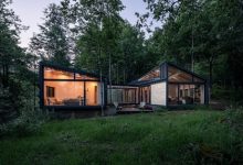 Casa bosque destaca por el uso estructural de madera prefabricada y por armonizar con el terreno donde se emplaza