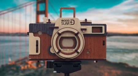 La cámara de madera Woodsum de autoensamblaje toma fotografías vintage gracias a su función analógica