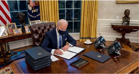 Biden firma decretos a favor de migrantes y para detener la construcción del muro con México