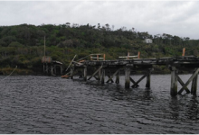Anuncian construcción de puente en Huentemó tras difusión de video de paciente covid-19 en balsa