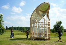 ATELIER ARI CONSTRUYE UNA ATALAYA INVERTIDA EN FRANCIA UTILIZANDO UN TRAMPOLÍN Y UN ESPEJO