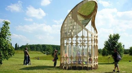 ATELIER ARI CONSTRUYE UNA ATALAYA INVERTIDA EN FRANCIA UTILIZANDO UN TRAMPOLÍN Y UN ESPEJO