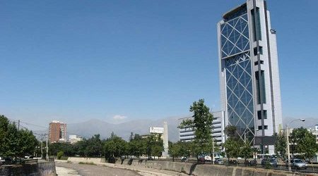 Telefónica acelera negociaciones para vender filial de Chile: entre los potenciales compradores asoma finlandesa que sorprendió en licitación 5G