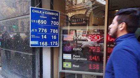 Dólar se encamina hacia su séptima caída consecutiva en Chile y el peso es la moneda de mejor desempeño del mundo