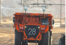 ABB firma memorándum con Hitachi Construction Machinery para desarrollar soluciones que apunten a la electrificación de maquinaria minera