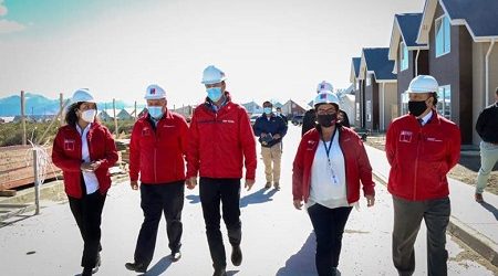 Ministro Felipe Ward visita el terreno donde se construyen viviendas que beneficiarán a 159 familias de Puerto Natales