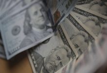 Dólar sigue cayendo en el mercado local e inicia la semana cotizando al borde de los $710