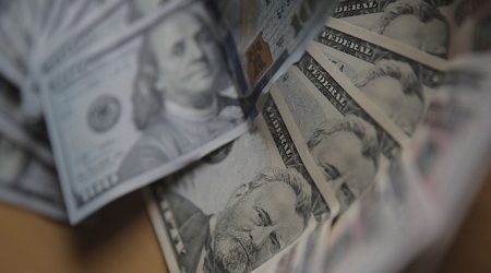 Dólar sigue cayendo en el mercado local e inicia la semana cotizando al borde de los $710