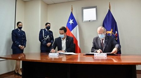 Ministerios de Minería y Defensa firman convenio para proveer desde el espacio información para la minería y prevenir emergencias