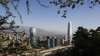 Las alertas de indicadores y bancos de inversión al abordar el deterioro en la confianza sobre Chile