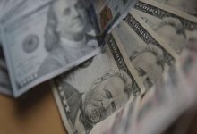 Dólar continúa con caídas esta mañana y se aproxima a perder el nivel de los $800