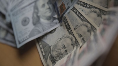 Dólar continúa con caídas esta mañana y se aproxima a perder el nivel de los $800