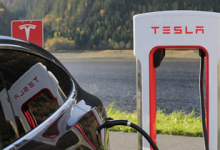 Hertz anuncia que le comprará 100 mil vehículos eléctricos a Tesla