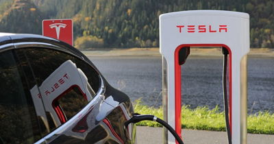 Hertz anuncia que le comprará 100 mil vehículos eléctricos a Tesla