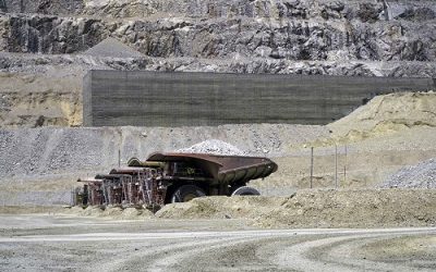 Imponentes muros de seguridad protegen el proyecto Traspaso Andina