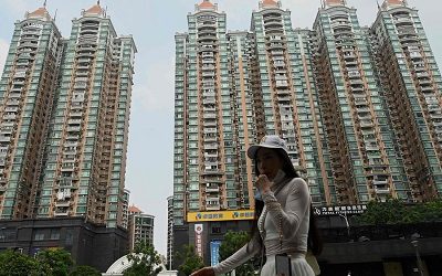 Fitch dice que el gigante inmobiliario chino Evergrande incumplió el pago de intereses