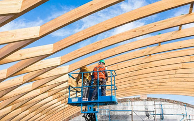 CON VIGAS DE MADERA LAMINADA SE RECONSTRUYÓ LA CUBIERTA DEL GIMNASIO SCHWAGER DE CORONEL