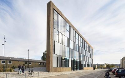 BIBLIOTECA DANESA CONSTRUIDA EN MADERA RESALTA POR SU ESTRECHEZ, VERTICALIDAD E IDENTIDAD VISUAL