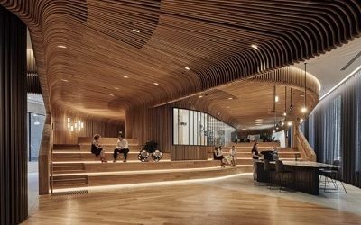 CON LISTONES DE MADERA DOBLADOS CON VAPOR, ESTUDIO DE ARQUITECTURA AUSTRALIANO REVISTE LAS PAREDES Y TECHOS DE UN SHOWROOM DE REVESTIMIENTOS
