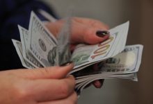 Dólar opera con caída y deja atrás su mayor nivel del año registrado ayer