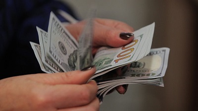 Dólar opera con caída y deja atrás su mayor nivel del año registrado ayer