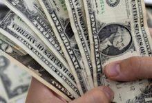 Dólar se mantiene firme en $822 a pesar de caída de la divisa estadounidense a nivel global