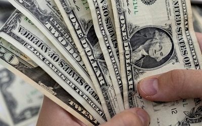 Dólar se mantiene firme en $822 a pesar de caída de la divisa estadounidense a nivel global