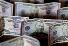 Dólar sigue trepando y alcanza su mayor nivel en más de dos años