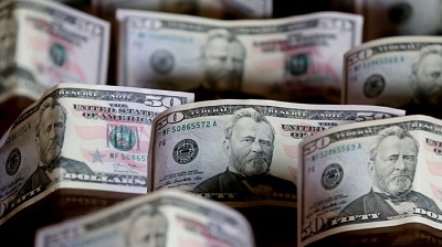 Dólar sigue trepando y alcanza su mayor nivel en más de dos años