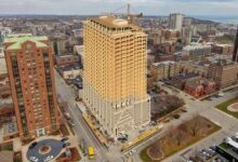 EL RASCACIELOS ASCENT EN MILWAUKEE SE CONVIERTE EN EL EDIFICIO DE MADERA MÁS ALTO DEL MUNDO