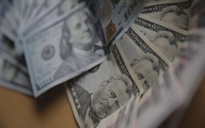 Dólar sigue escalando y sube de los $935 a la espera de decisión de tasas en EE.UU. que se conocerá hoy
