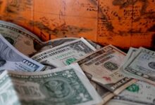 Dólar cae fuerte esta mañana y cotiza bajo los $970 ante buen desempeño del cobre