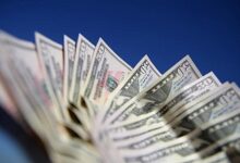 Dólar arranca la semana al alza y mira de cerca los $900 en línea con la fortaleza global de la divisa