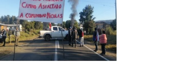 Comunidad mapuche bloquea ruta que une Cañete con Tirúa: exigen a las autoridades mejorar la calzada