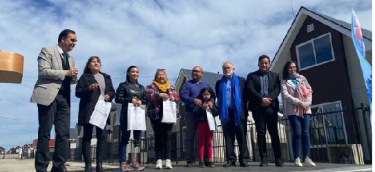Ministro Montes entrega 236 viviendas a familias de Punta Arenas